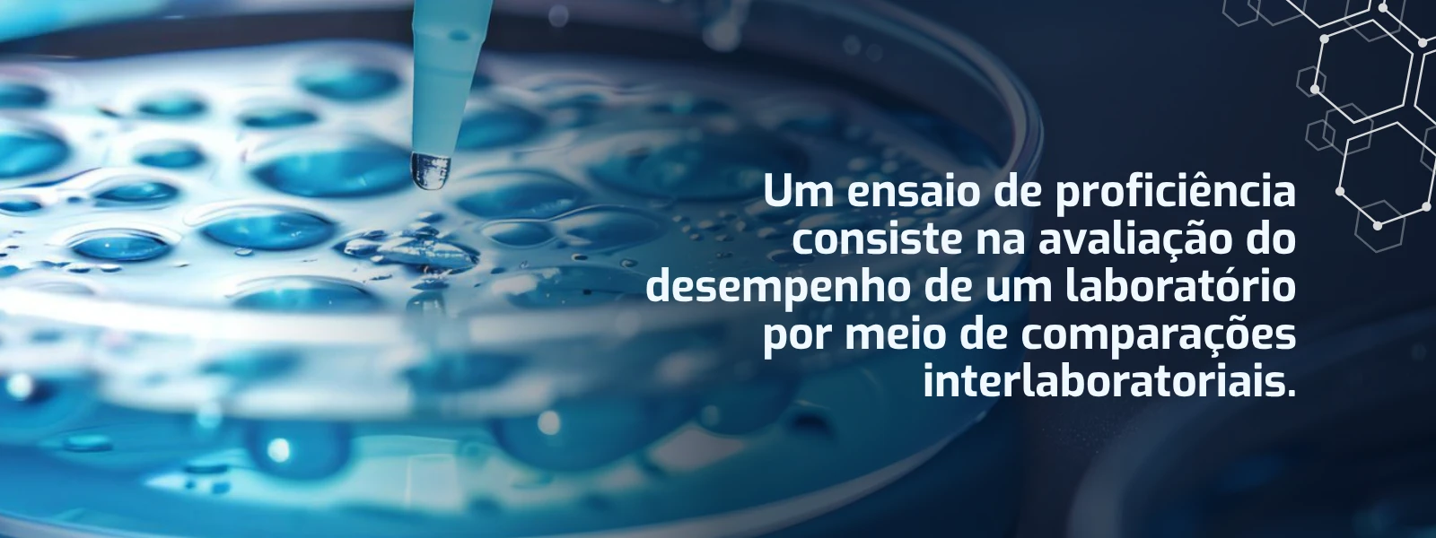 Banner com laboratório de análises clínicas com pipetas e tubos de ensaio, representando avaliação de desempenho e ensaio de proficiência em laboratórios.