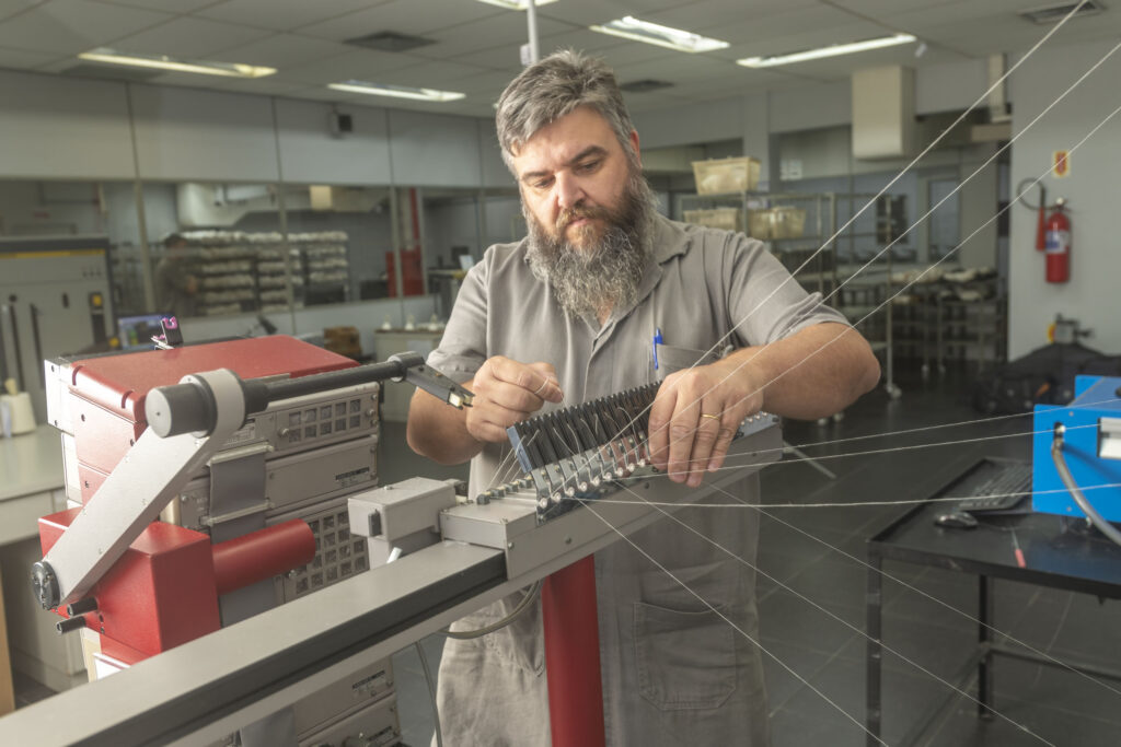 Foto de colaborador da unidade Blumenau do Instituto SENAI de Tecnologia Têxtil, Vestuário e Design apoia a indústria
